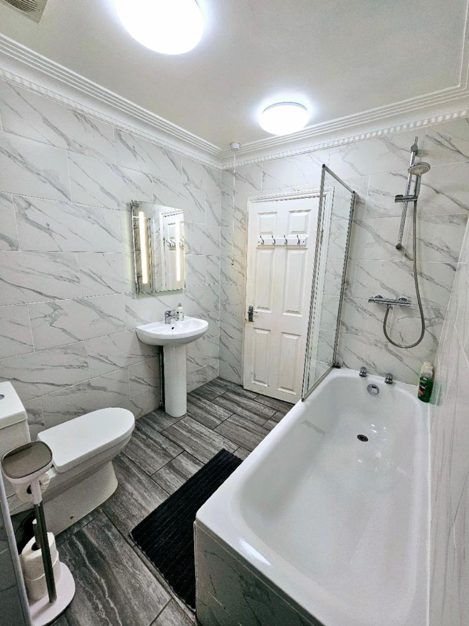 Spacious & Cosy 2 Bedroom Home Plus 2 Sofa-Beds With Private Entrance And Back Patio, 3 Min Walk To Earl'S Court Station London Exterior foto