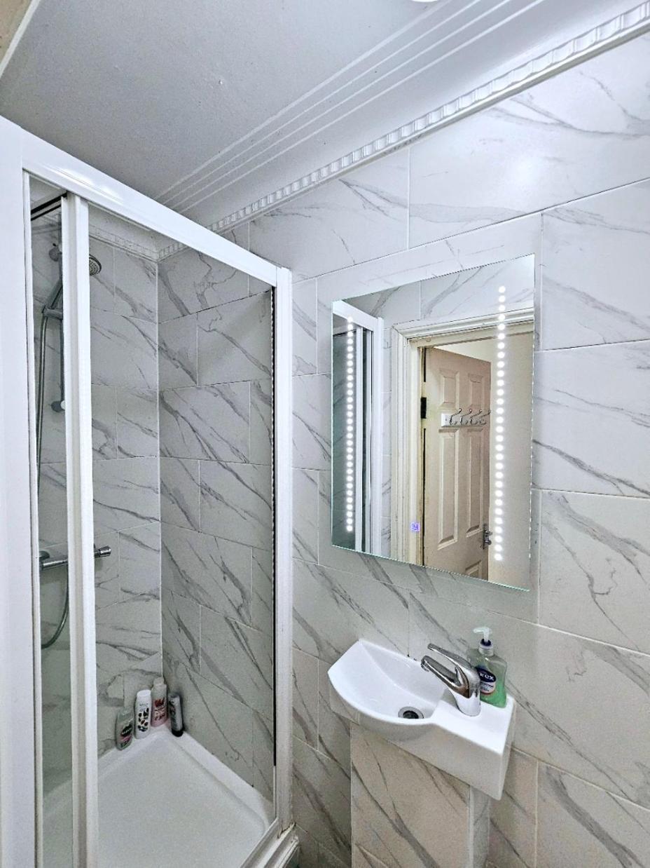Spacious & Cosy 2 Bedroom Home Plus 2 Sofa-Beds With Private Entrance And Back Patio, 3 Min Walk To Earl'S Court Station London Exterior foto