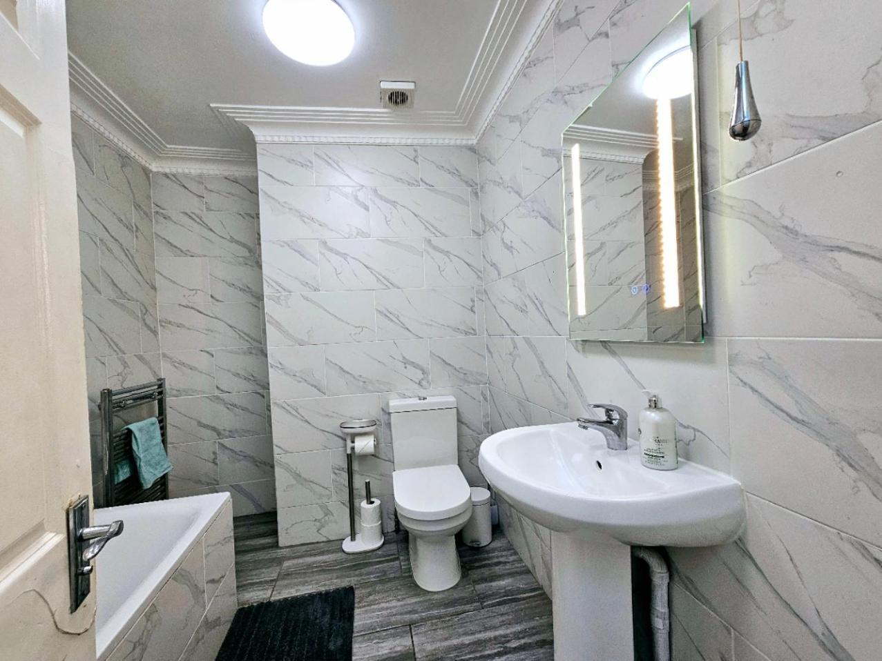 Spacious & Cosy 2 Bedroom Home Plus 2 Sofa-Beds With Private Entrance And Back Patio, 3 Min Walk To Earl'S Court Station London Exterior foto